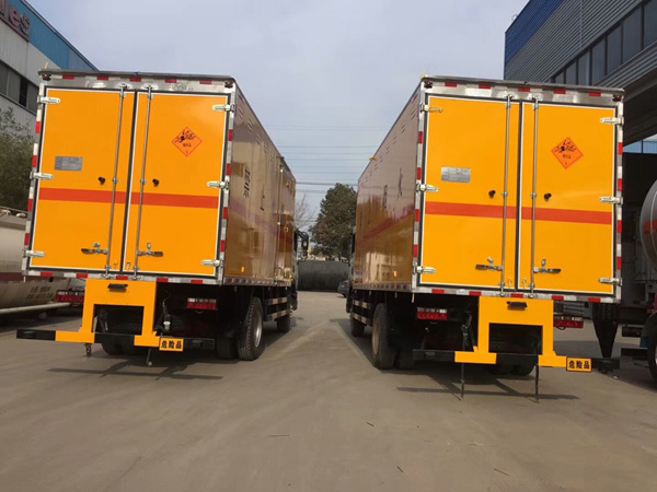 東風6米1(9.9)爆破器材車