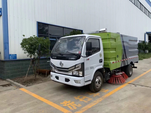 東風(fēng)小多利卡掃路車(1.5方水罐,4方塵罐)