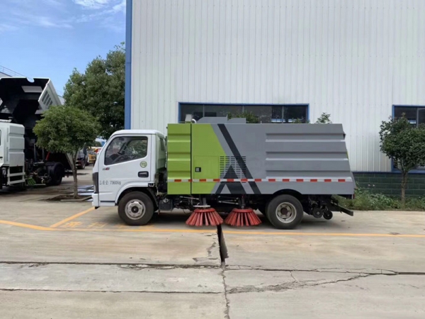 東風(fēng)小多利卡掃路車(1.5方水罐,4方塵罐)