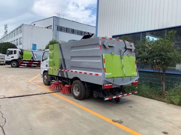 東風(fēng)小多利卡掃路車(1.5方水罐,4方塵罐)