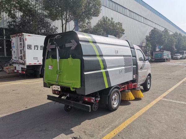 長安小型掃路車(0.5方水罐,1.5方塵罐)