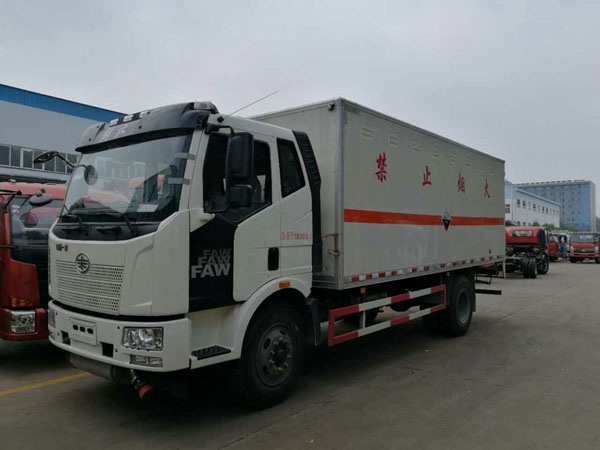 解放6.2米(10.4噸)腐蝕品廂式車