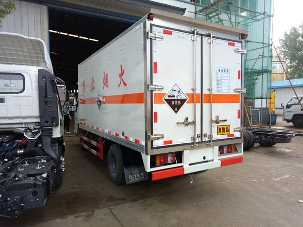 江鈴4.2米(2.6噸)腐蝕品廂式車