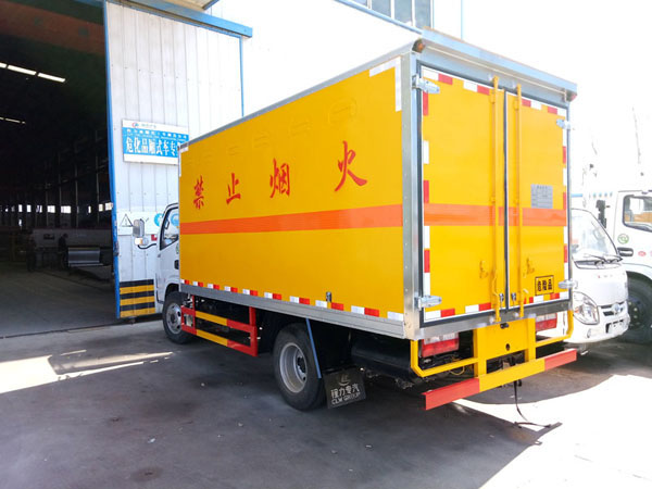 多利卡4.1米(3.4噸)雜項危險品廂式車