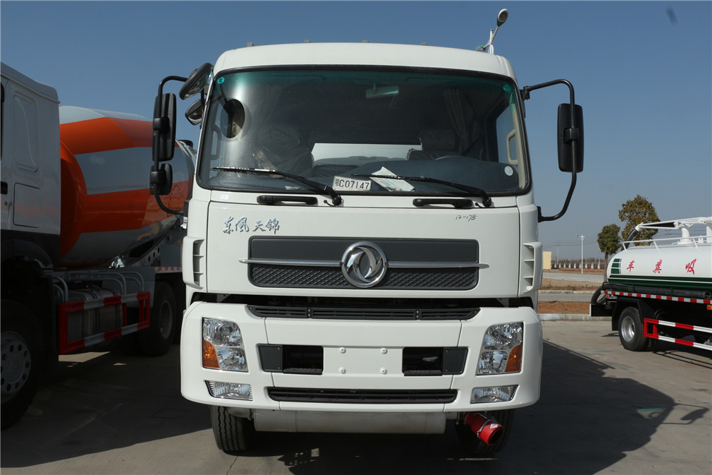 東風(fēng)天錦小三軸20方運(yùn)油車