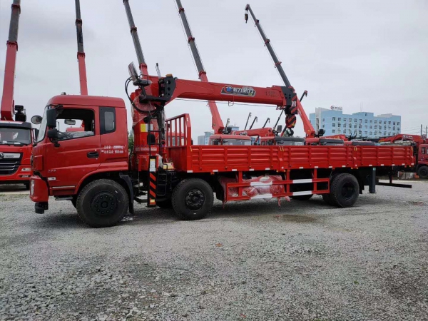 東風(fēng)專(zhuān)底小三軸12噸隨車(chē)吊