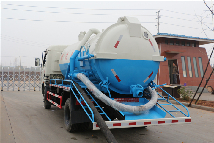 東風(fēng)多利卡8方吸污車