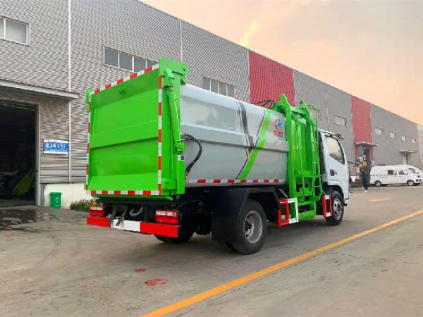 東風小多利卡國六7方側(cè)裝垃圾車