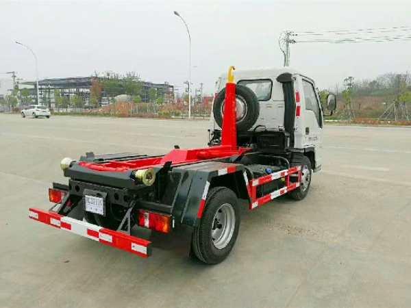 福田小卡2國(guó)六4方車廂可卸（鉤臂）式垃圾車