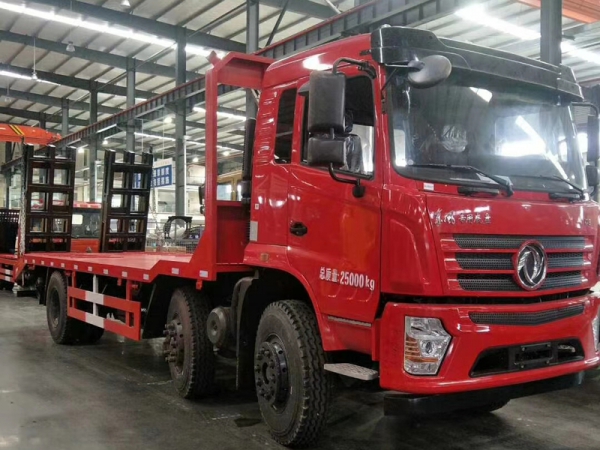 東風(fēng)專底小三軸挖機(jī)平板車(chē)