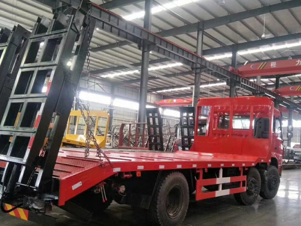 東風(fēng)專底小三軸挖機(jī)平板車(chē)