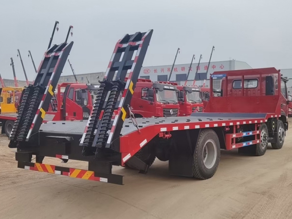 (國(guó)六)福田瑞沃小三軸平板運(yùn)輸車