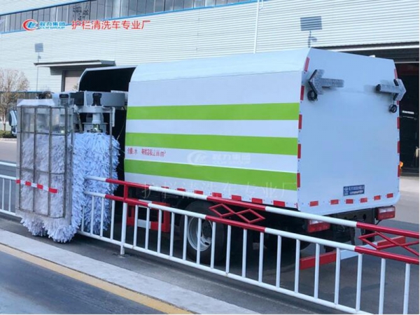 東風(fēng)小多利卡4方護欄清洗車