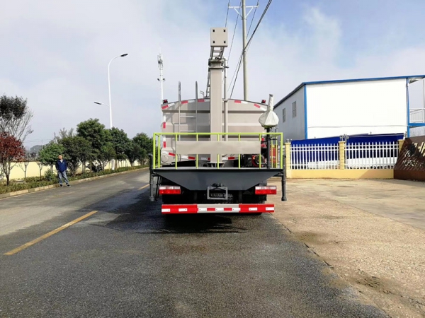 東風(fēng)D9鐵路噴霧抑塵車