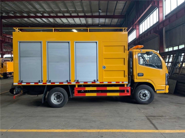 東風小多利卡6方污水處理車，凈化車