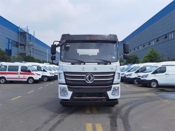 東風D17后雙橋18方吸污車,配水循環泵加10米吸污帶。