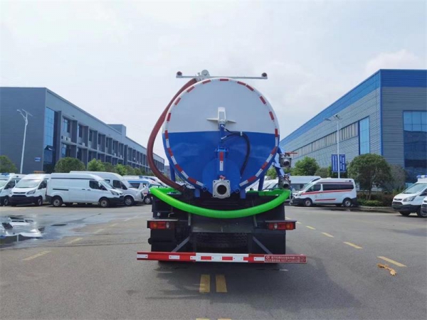 東風D17后雙橋18方吸污車,配水循環泵加10米吸污帶。